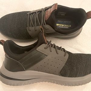 LIKE NEW! Men’s Sketchers Casual Slip On Wide Fit Shoes Size 8.5 Gray and Black